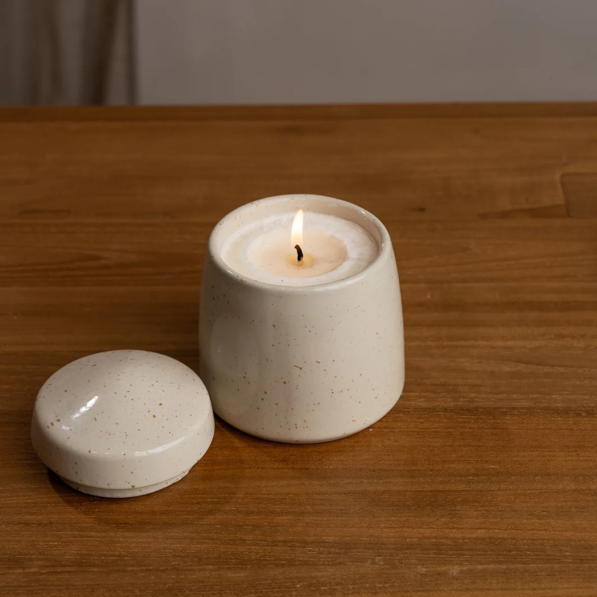 ARTI HAND POURED SOY CANDLE IN CERAMIC JAR - CREAM