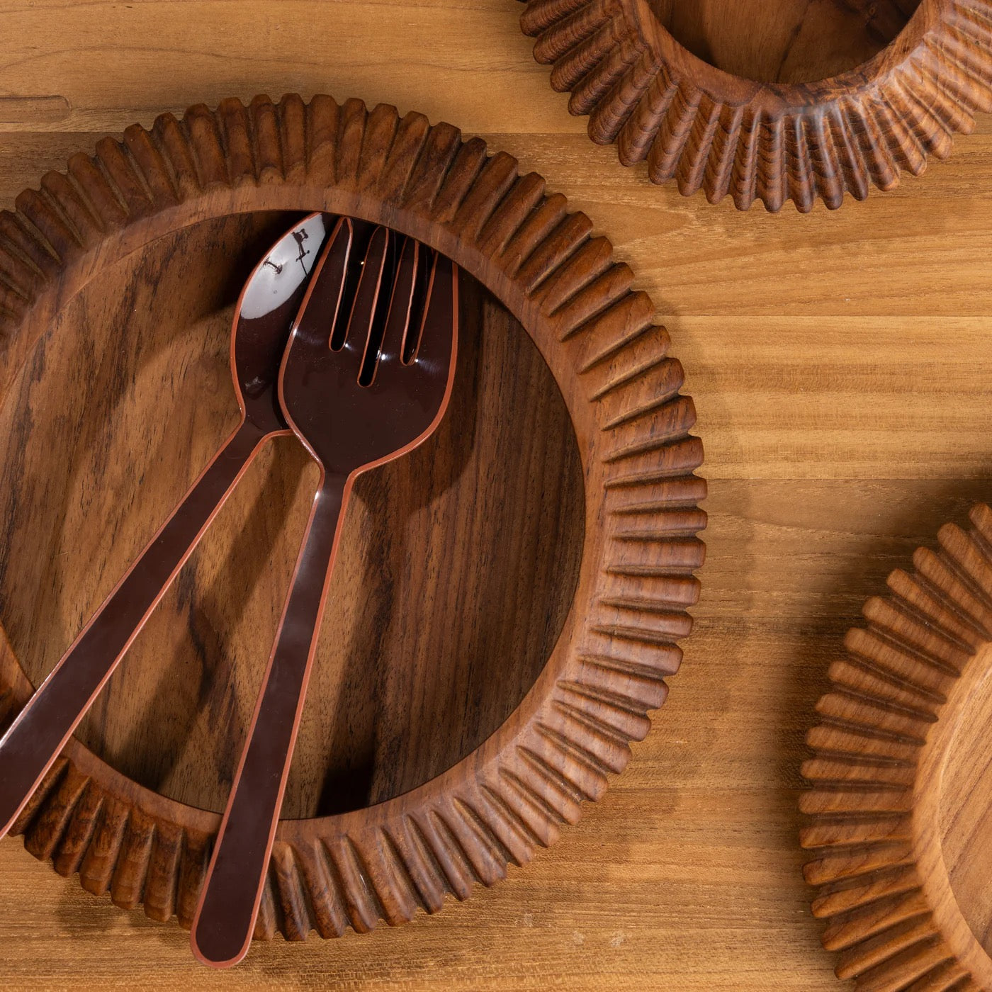 ALDER ENAMEL SALAD SERVERS - HAZELNUT