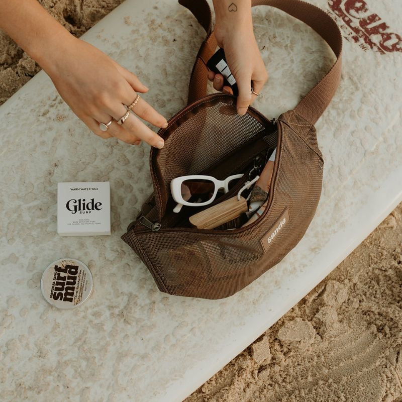 SANDE™ ESSENTIALS CROSSBODY BAG - SAND