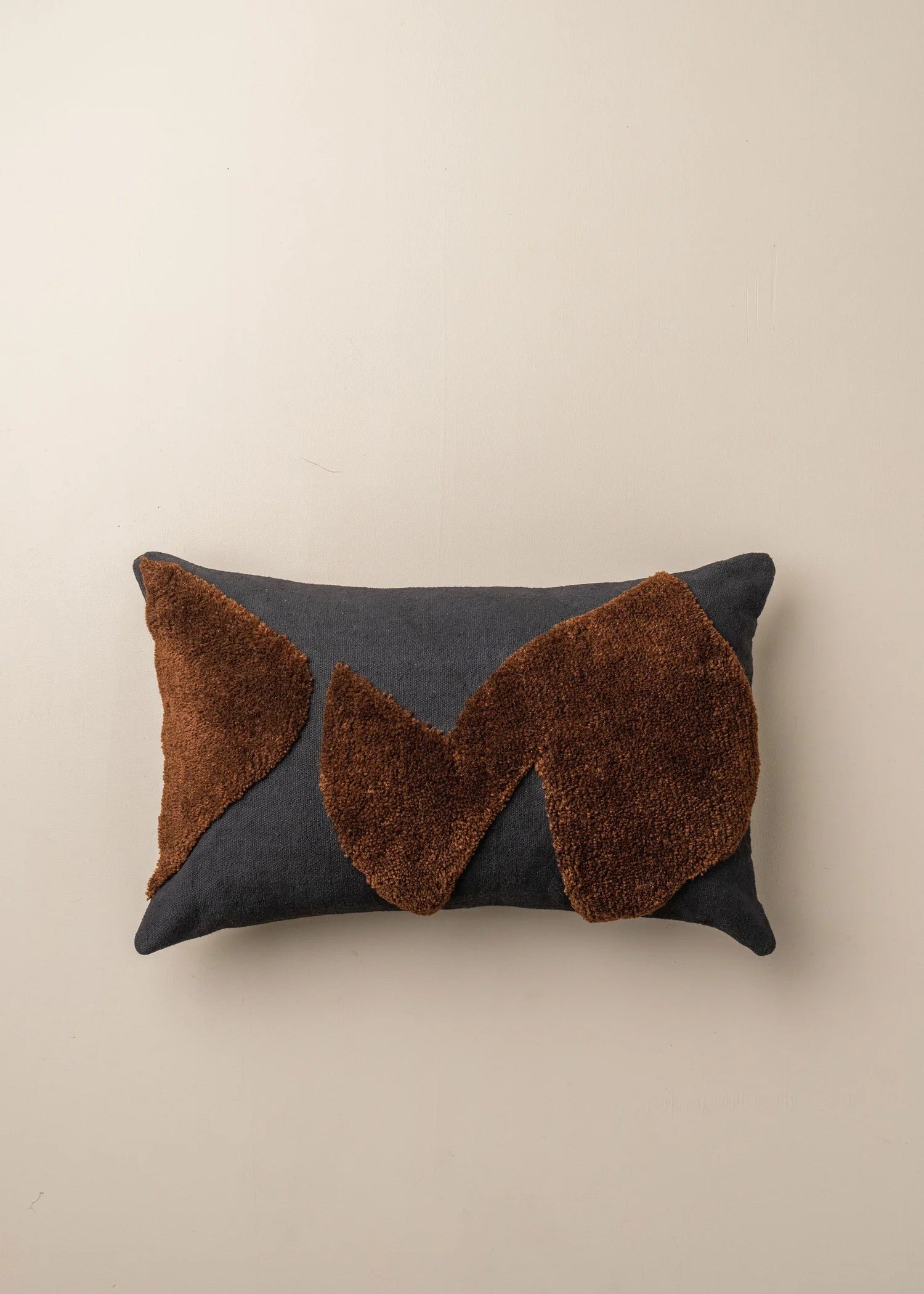 Abstract Lumbar Cushion | Black/Chocolate